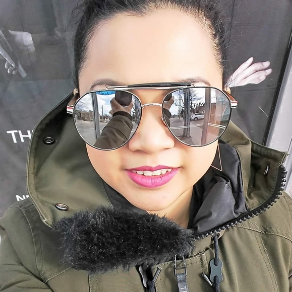 Meet your Posher, Kate - Picture 2 of 2